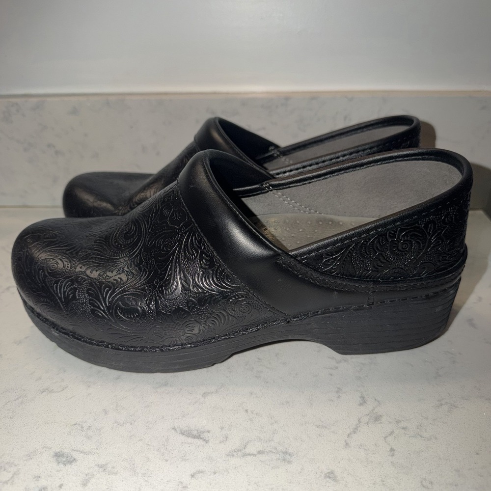 Dansko Womens LT Pro Black Floral Tooled Clog sz 8.5/39 Nursing Shoes Comfort